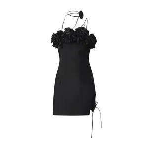Vista detallada del minivestido negro halter con escote floral 3D y abertura lateral.
