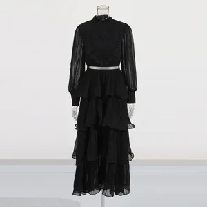 Vue détaillée de la robe noire rétro à manches longues avec broderie et volants exquis.