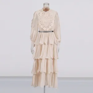 Robe longue vintage élégante à volants avec broderie en dentelle et belle ceinture chic