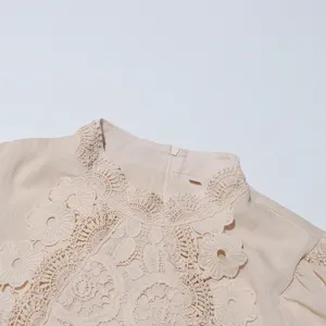 Détail de l'encolure de la robe beige élégante pour femme avec broderie florale exquise.
