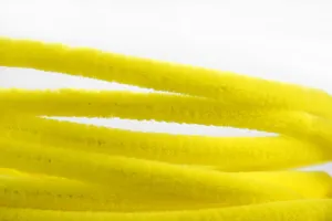 Gros plan détaillé de chenilles cure-pipes jaune vif de 10mm pour projets d'artisanat DIY.