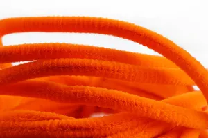Gros plan détaillé de chenille fils chenillés orange vif pour loisirs créatifs bricolage.