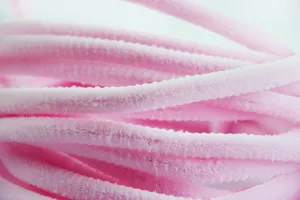 Détail en gros plan de fil d'artisanat de tiges chenille en peluche rose, texture de velours.