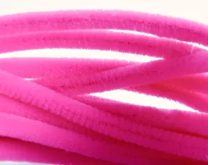 Gros plan détaillé de cure-pipes rose vif, tiges chenille pelucheuses denses pour loisirs créatifs.