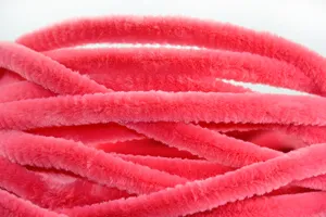Gros plan sur les détails de fil chenille rose dense et tiges de velours pour projets DIY.