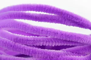 Gros plan détaillé de cure-pipes artisanaux duveteux mauves avec texture ultra-dense.