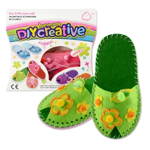 Kit fai da te per pantofole in feltro per bambini e adulti, materiale creativo artigianale.