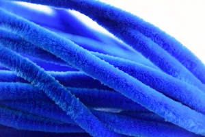 Gros plan detaille de cure-pipes moelleux bleu vif, texture douce pour loisirs.