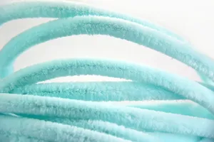 Cure-pipe peluche bleu clair vue détail tiges artisanales texture douce accessoires