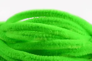 Gros plan détaillé de cure-pipes verts fluorescents, parfaits pour les loisirs créatifs DIY.