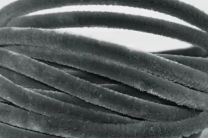 Détail de tiges chenille artisanales en peluche gris foncé, cure-pipes épais DIY pour art créatif.