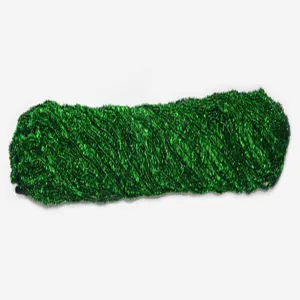 Détail de fil chenille métallisé vert, accessoire de bricolage souple pour loisirs créatifs.