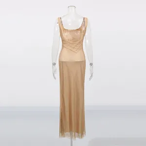 Robe longue moulante en résine dorée à sequins, élégante tenue d'été pour femme élégante.