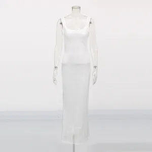Longue robe nuisette en résine strassée à sequins blancs, détail près du corps col carré.