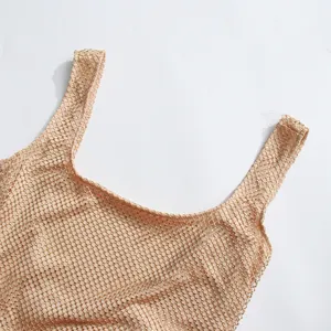 Gros plan détail de la robe en maille de strass champagne encolure carrée bretelle.