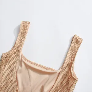 Gros plan détail de robe nuisette col carré en résille strass, beige élégant.