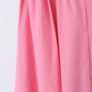 Detailaufnahme des rosa Stoffes, die glatte Textur und elegante vertikale Falten zeigt.