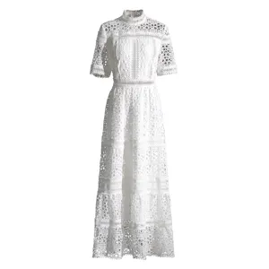 Vue détaillée rapprochée en gros plan de l'élégante robe longue blanche en dentelle