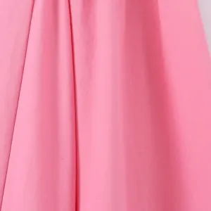 Nahaufnahme des glatten rosa Kleidungsstoffs mit weicher Textur und guter Faltenwurf.