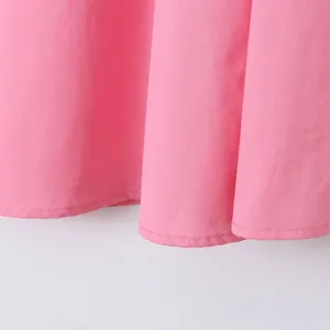 Rosa Kleid Rocksaum Detail, elegante einfarbige Damen Sommer Kleidung Nahaufnahme.