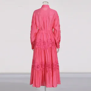 Conjunto de verano rosa con camisa de manga larga y falda con detalles de encaje.