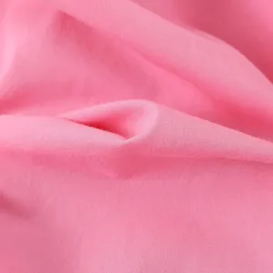 Rosa Stoffdetail Nahaufnahme, weiche und zarte Textur Ansicht für modische Bekleidung.