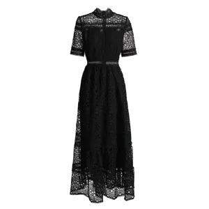 Robe midi en dentelle noire à col montant et manches courtes, élégant design floral ajouré.