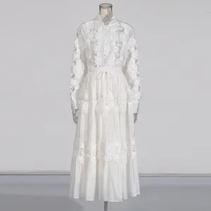 Detalle conjunto camisa falda larga encaje blanco calado con bordado y cordón ajustable.
