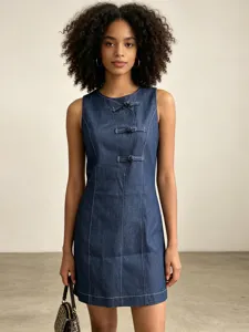 Mouwloze denim jurk in vintage stijl met Chinese knopen en contrasterende stiksels zomer.