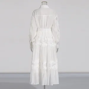 Detalle del conjunto de vestido largo de camisa calada bordada con encaje blanco, estilo veraniego.