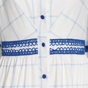 Vista detallada de un vestido de manga larga a cuadros azules con encaje de ganchillo.
