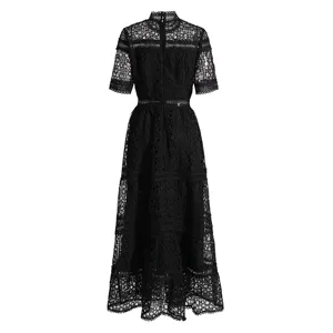 Détail de broderie en dentelle noire col montant élégant robe midi manches courtes chic.