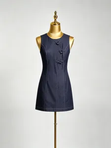 Vintage Chinese stijl mouwloze denim jurk met knopen en contrasterende stiksels.