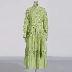 Camisa de manga larga bordada encaje calado verde claro falda cordón detalle vista.
