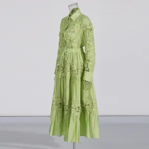 Vista detallada de la elegante camisa de manga larga con bordado de encaje verde.