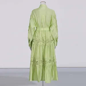 Vista detallada del conjunto de camisa y falda verde claro bordado con diseño trasero.