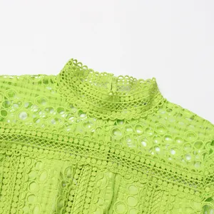 Détail de robe col montant broderie dentelle verte, design crochet élégant pour l'été.