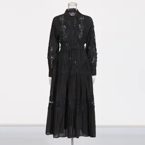 Vestido camisero negro de manga larga con encaje y falda escalonada para mujer de verano.