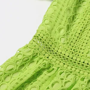 Detail de robe en dentelle verte texture de tissu elegante motif brode design ajoure