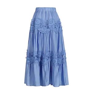Falda larga azul claro con elegantes aberturas de encaje escalonado y cómoda cintura elástica.