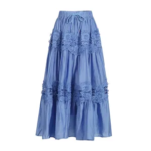 Detalle de falda larga de encaje azul con bordado fino y cintura ajustable con cordón.