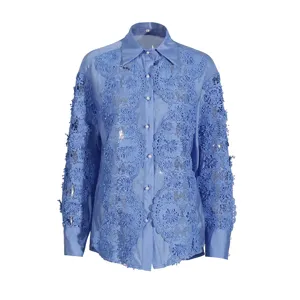 Camisa azul claro de manga larga con bordado de encaje floral complejo y elegantes botones de perlas.