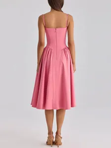 Französisches Sommer pinkes Spaghettiträger Midi-Kleid, elegantes tailliertes Design.