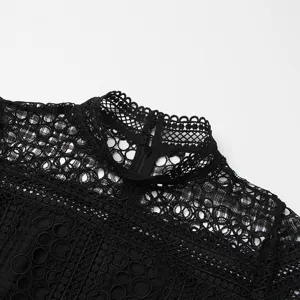 Gros plan detail de la robe noire en dentelle avec col montant et broderie fine et elegante.