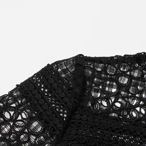 Detail robe en dentelle noire, gros plan tissu col montant brode pour femmes.