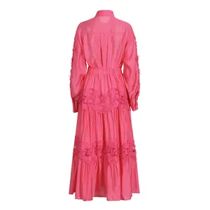Hermoso vestido largo rosa de manga larga con bonito bordado de encaje y cuello vuelto.