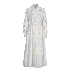 Conjunto de camisa blanca con solapa de encaje y falda larga para verano elegante.