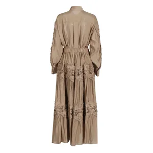 Vestido maxi caqui de manga larga con delicado bordado de encaje y elegante diseño escalonado.