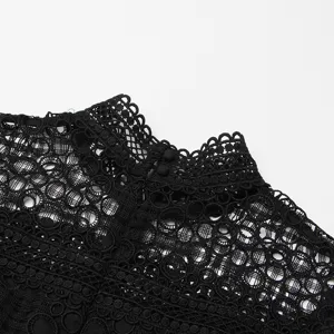 Détail de la robe en dentelle noire montrant le col montant et la broderie ajourée.