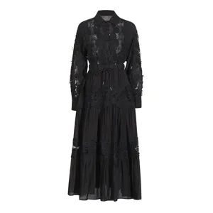 Conjunto de camisa y falda larga de encaje negro bordado calado con cordón ajustable.
